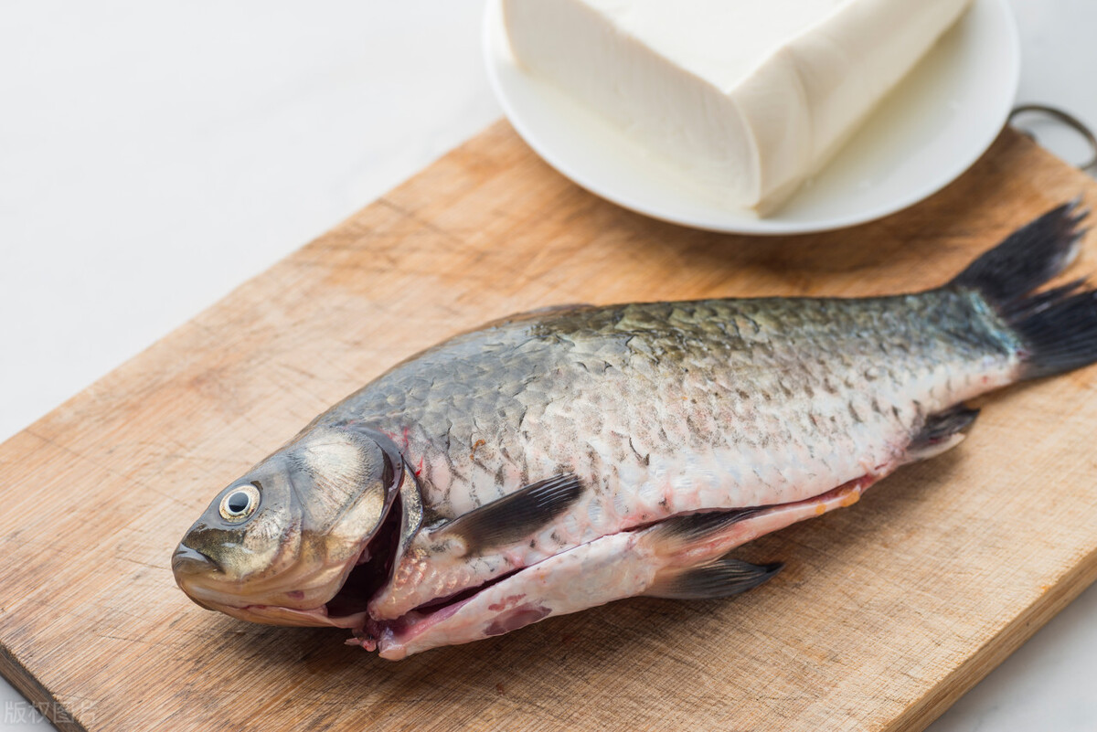 鲫鱼豆腐汤，怎样才能熬出白汤？鱼肉提前煎一步，汤汁更白更香