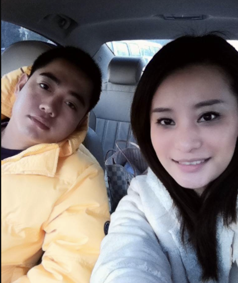 云字科大师兄张云雷28岁未婚,排行第二的栾云平36岁,早就结婚生女.