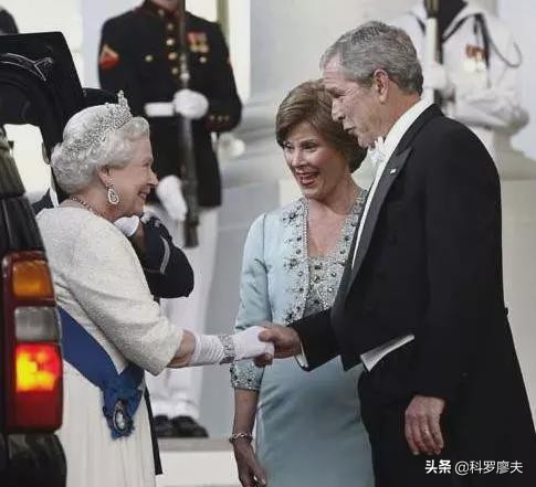 英国表面装成美国小弟，其实幕后黑手不断，更像是美国的老大哥