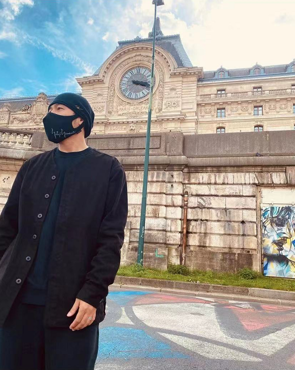 周杰伦晒儿女开心玩耍照，6岁海瑟薇长发飘飘好淑女，小长腿初现