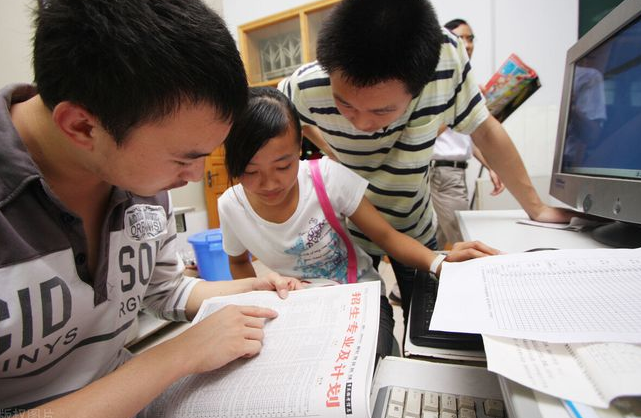 高考志愿成生意，规划师一年收入90万？花高价报志愿真有必要？