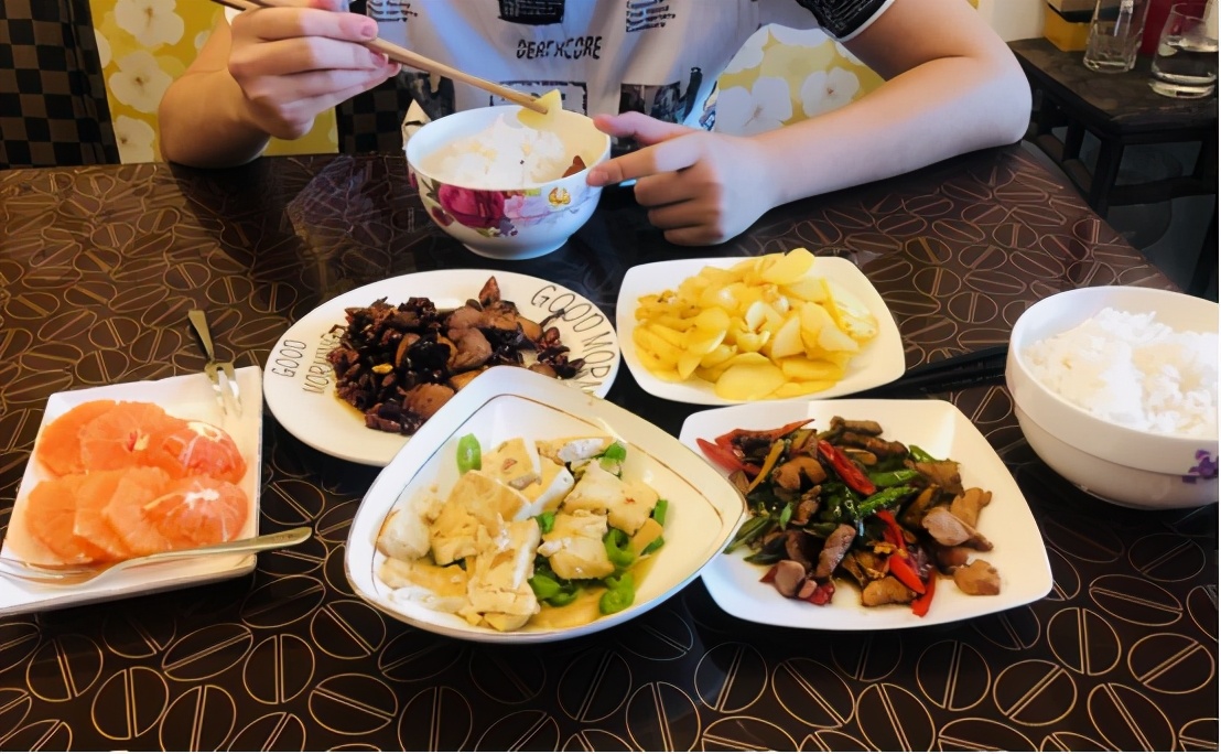 中考高考当天怎么吃，学生能更好保持脑力和体力？三点禁忌要注意