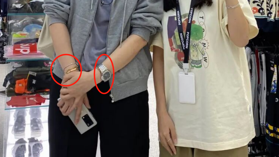 袁咏仪素颜逛街被求合照！眉清目秀个子超高，全身服装无一件名牌