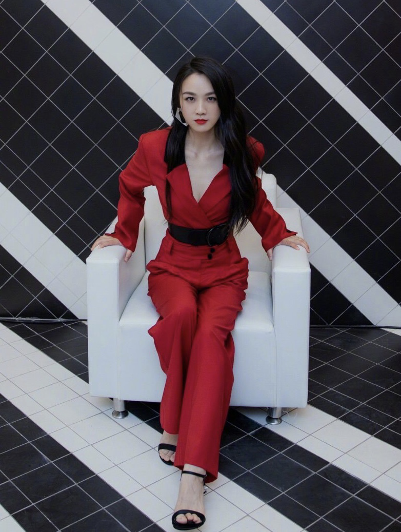 汤唯为凹造型真空上阵,禁欲西装穿出性感,腰带系到胸线以下