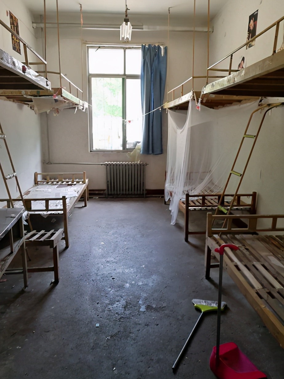 全国“寒碜”大学宿舍走红，环境堪比荒野求生，部分图片引起不适