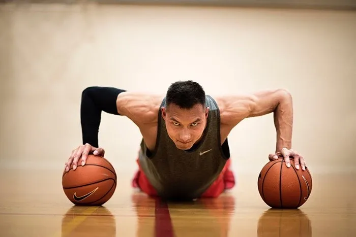 易建联世界杯穿的什么鞋(NBA球员上脚：易建联穿过的球鞋，国家队、NBA和CBA都有)