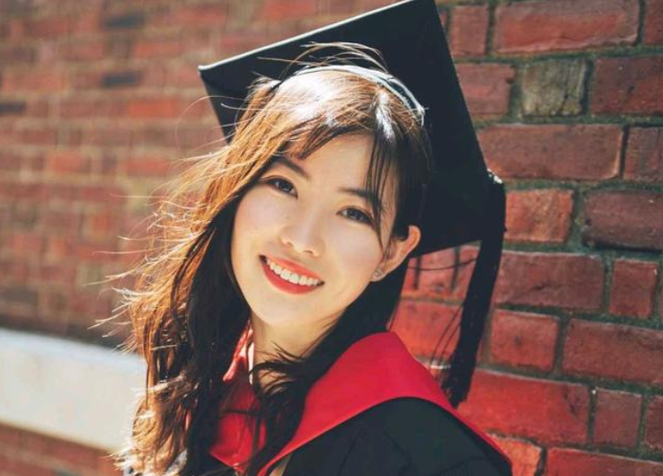 大二怀孕、抱娃读哈佛，超前行为惹争议：女大学生这么好骗？