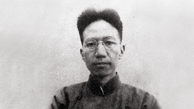妻子卧病在床，他提前为妻子写挽联，妻子看后：我一定比你活得长