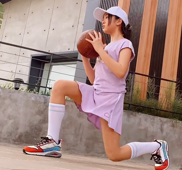 吴尊晒女儿运动vlog，NeiNei变酷飒女孩打网球练拳击，元气满满