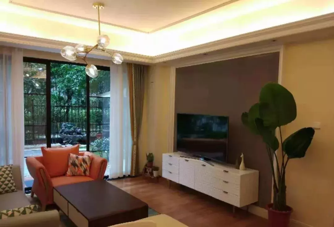 一家人受够了一楼带来的痛苦，坚持选顶楼后豁然开朗，现在很幸福