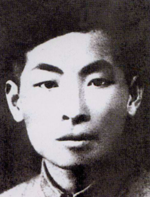 于是,在当晚陈仪开办的晚宴上,叶飞就特意穿着被他们缴获的国民党军