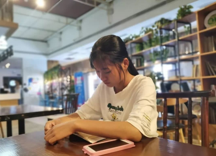 学校规定大一不允许报考英语四六级，新生困惑不已，老师道出缘由