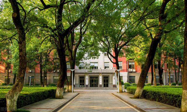 东南大学与中南大学仅一字之差，到底谁的实力更强一些？为什么？