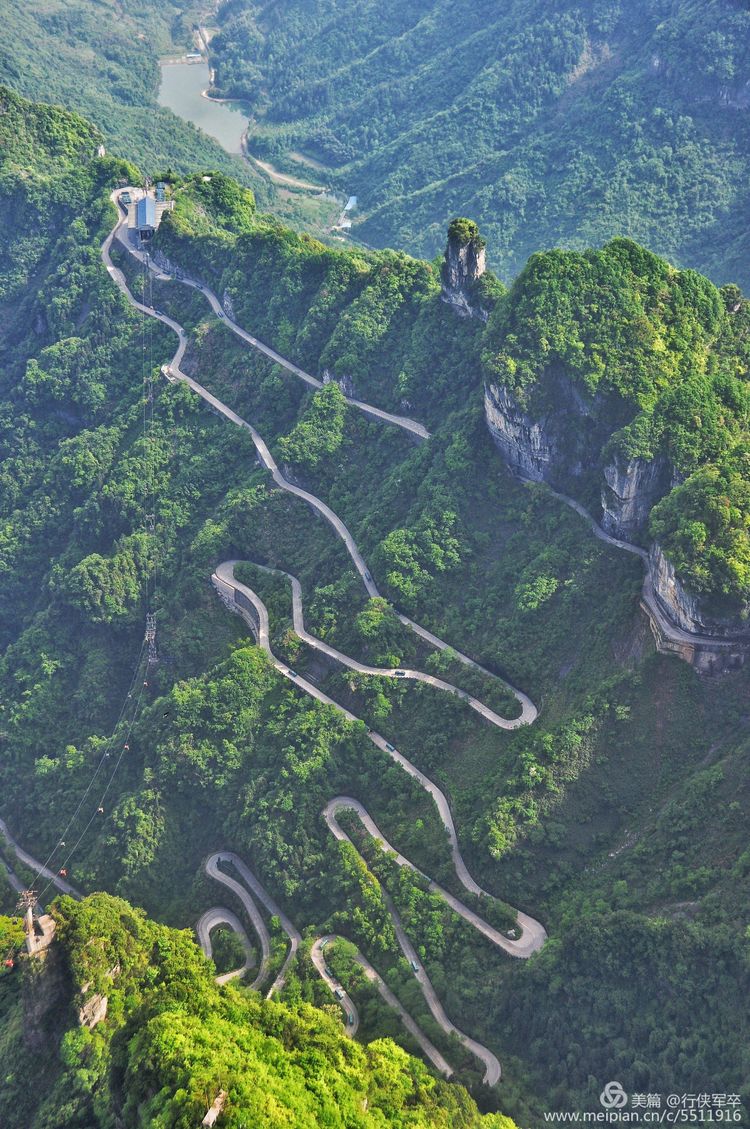 玉壶峰下松涛起，天界佛国掸尘埃！走遍千山万岭，唯天门山独有