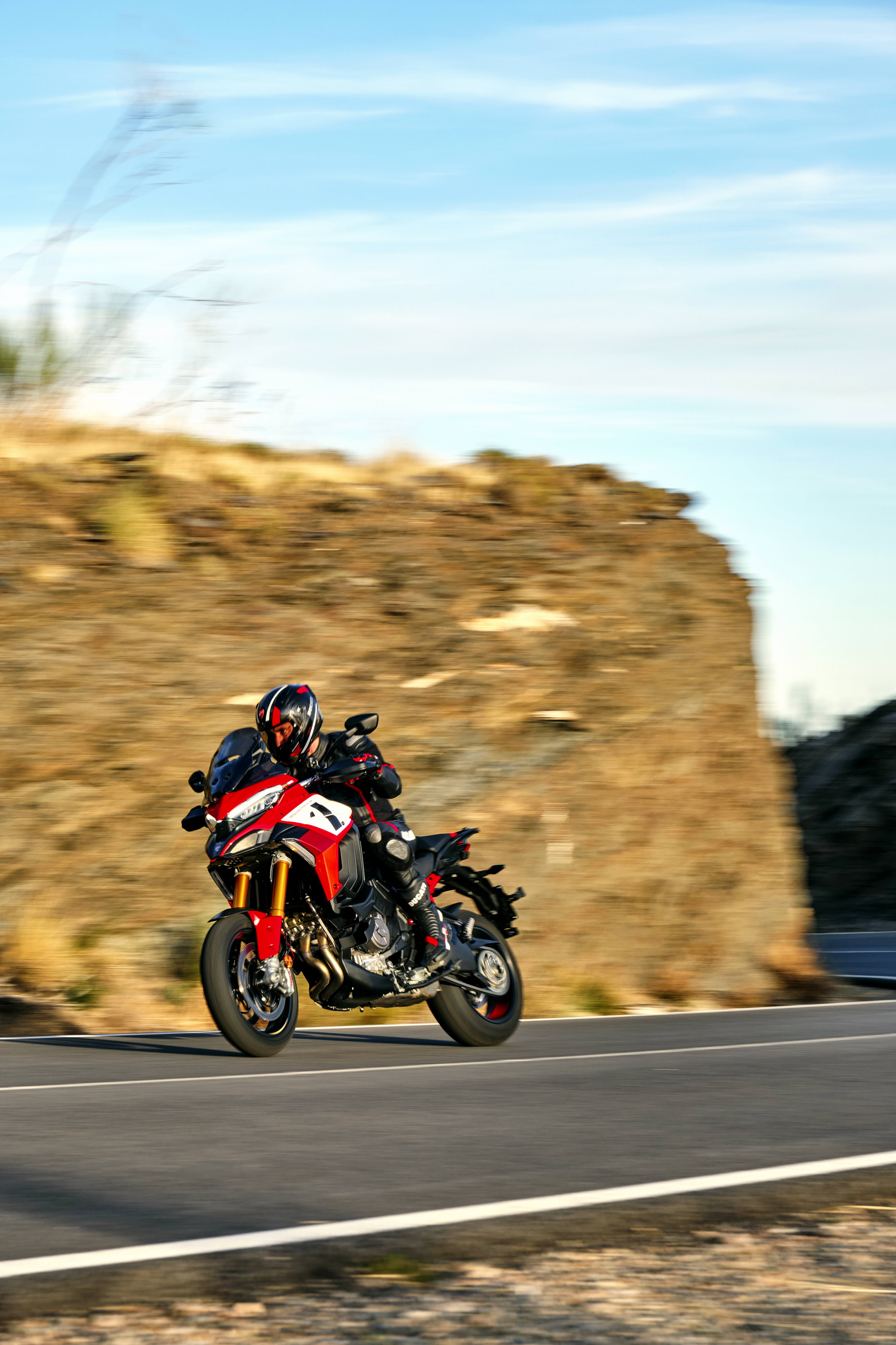 杜卡迪 2022 Multistrada V4 派克峰版 户外特写