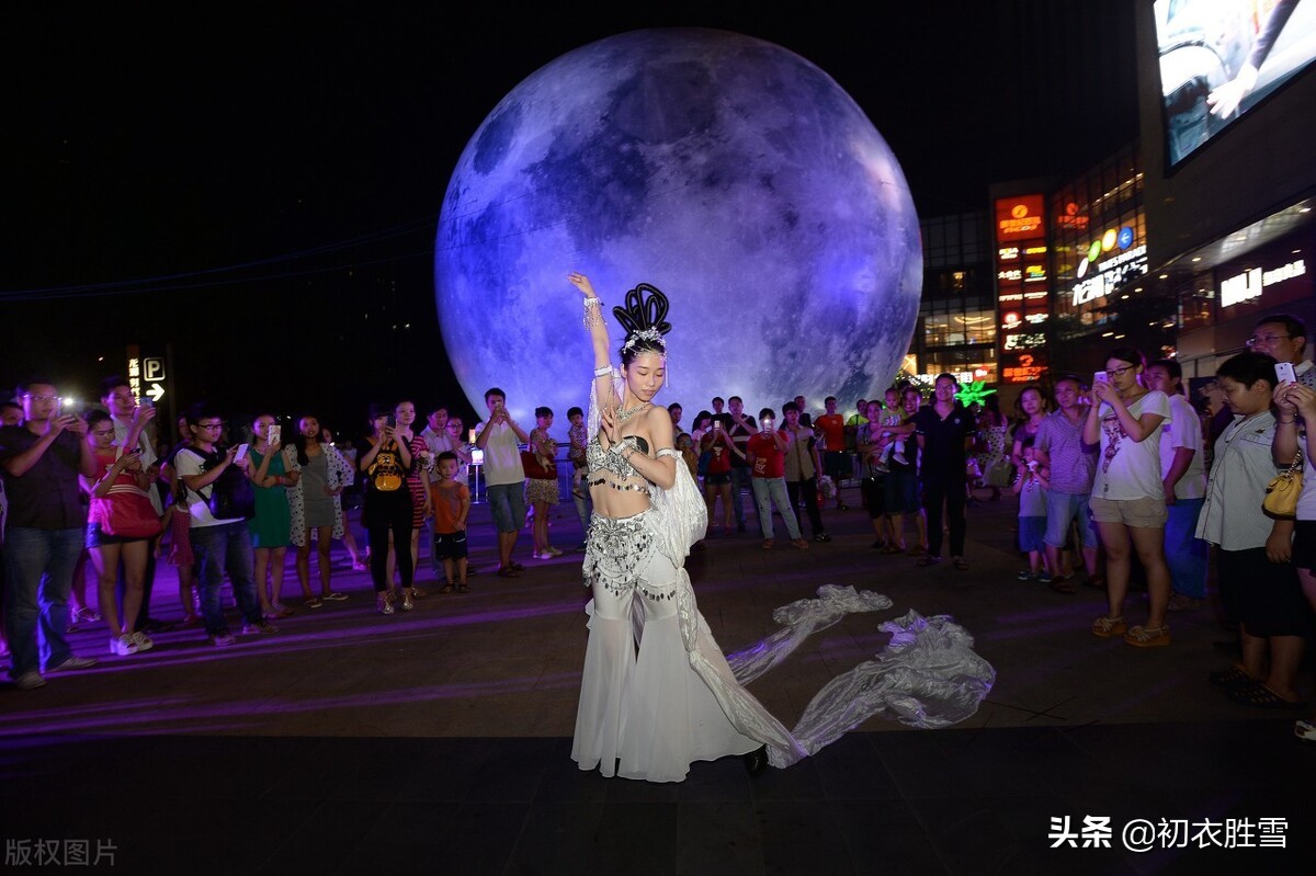 美丽的仲夏月亮诗词五首：夏半月团圆，月照平沙夏夜霜