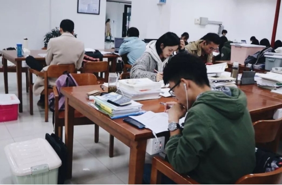 有种研究生叫“考得上，却上不起”，学费42.8万，普通家庭绕道走