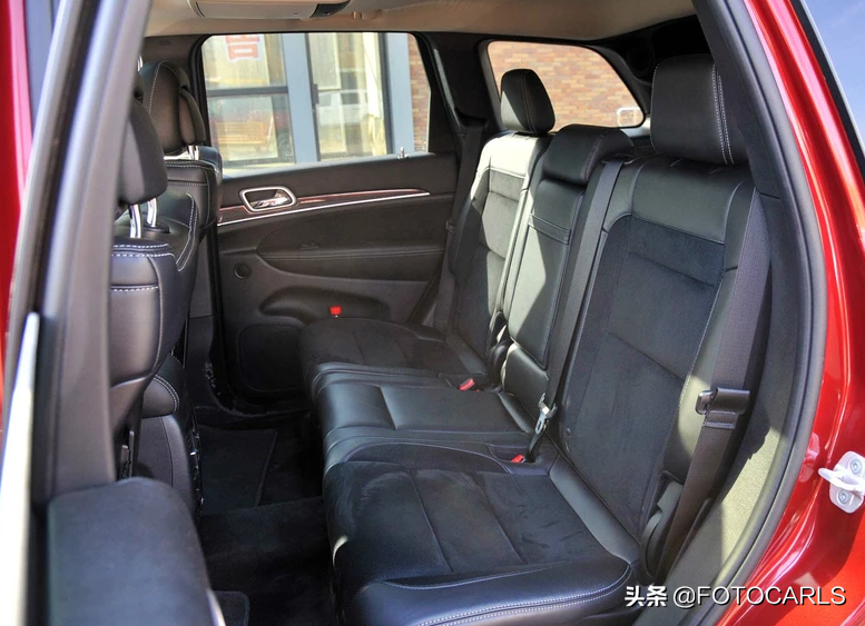 Jeep大切诺基6.4L SRT8实拍，百公里不到5秒，售价近120万的灭霸