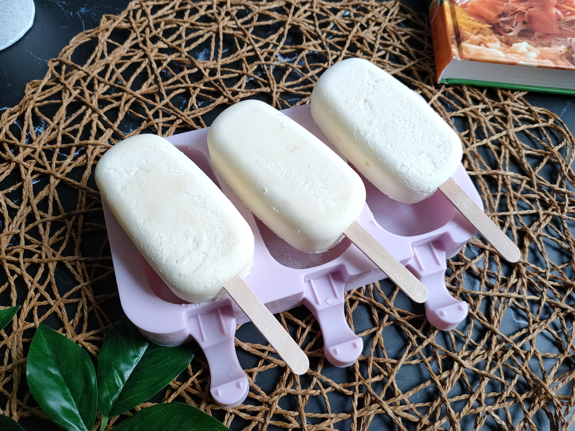 把牛奶倒进锅里,简单几步就能做出小布丁雪糕,香甜松软无冰渣