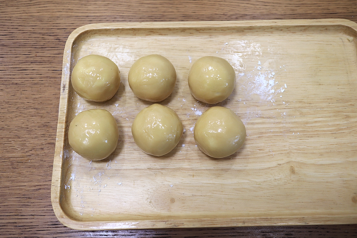 黑芝麻酱绿豆沙月饼还真好吃，说啥也得试一试，歪打正着的美味