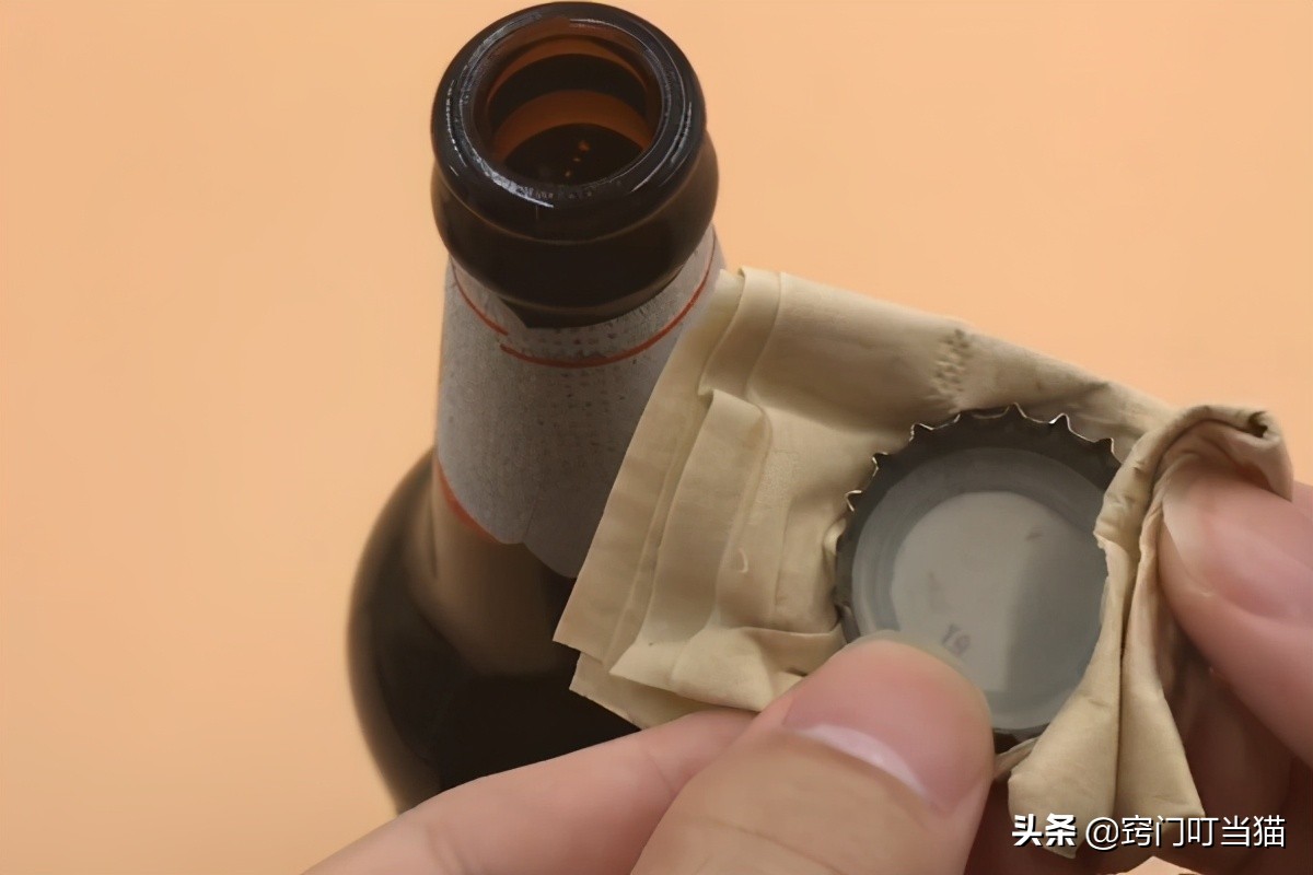 才知道，啤酒瓶盖有个“小机关”，不用开瓶器，小孩也能一秒打开