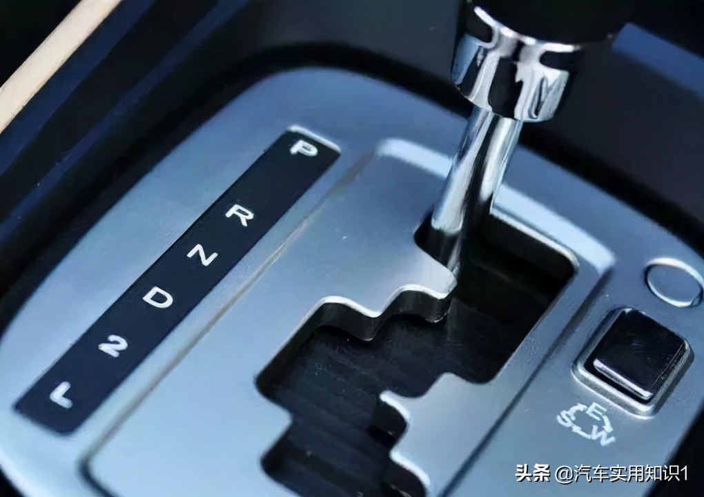 自动挡换挡踩不踩刹车？老司机：长点心吧，变速箱早晚报废