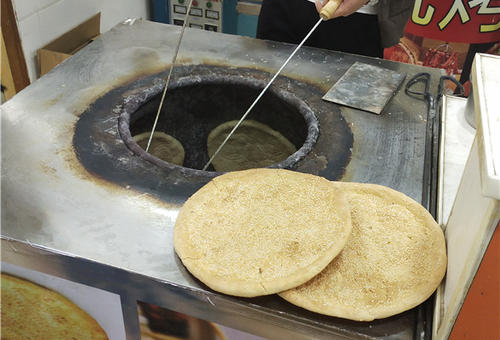 馕坑,就是我们烤制馕的烤箱,看似简单的馕坑,制作起来也是比较麻烦的.