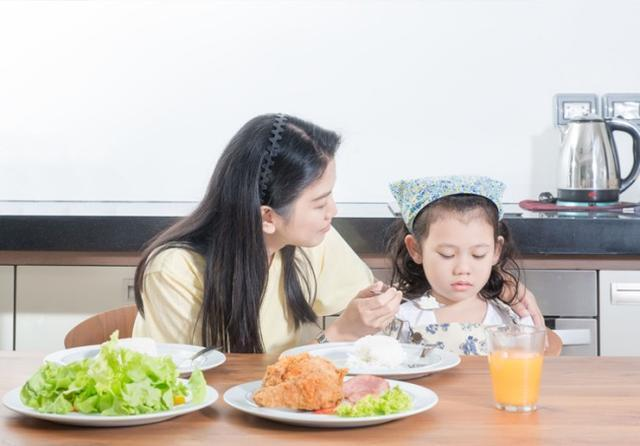 宝宝不能太早吃盐？吃太晚也不好，宝妈别错过加盐的“最佳时间”