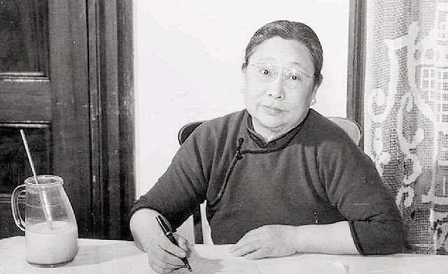 妻子卧病在床，他提前为妻子写挽联，妻子看后：我一定比你活得长