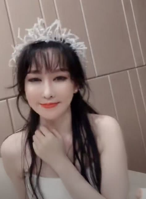 萨顶顶近照曝光“大变脸”！疑似整容变网红，观众认不出她