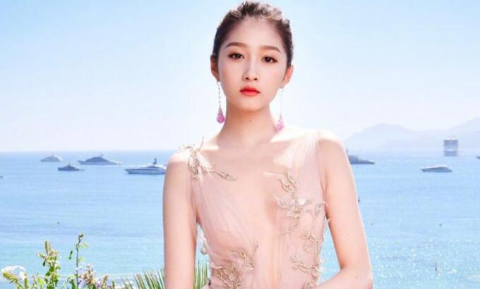 关晓彤高考成绩曝光，明明在拍戏赚钱，为什么高考成绩这么好？