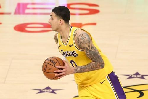 nba的裤子为什么要剪(库兹马剪裤子！训练中所穿球裤被剪短一大截，衣服真没带够？)