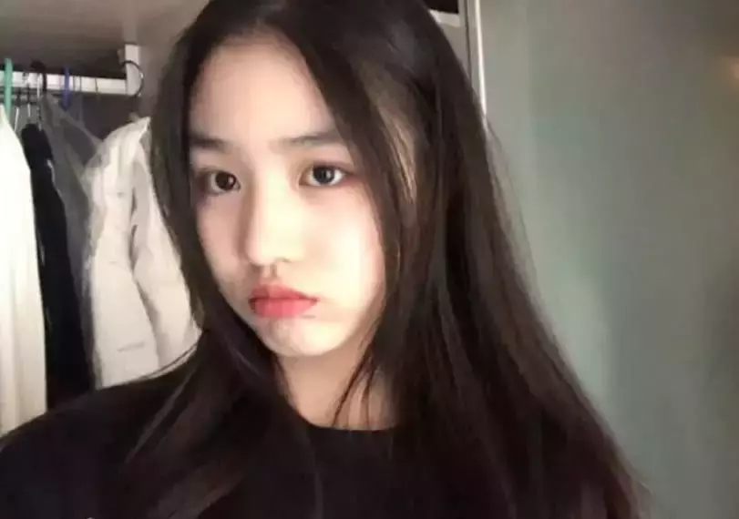 汪峰女儿小苹果近照曝光,14岁打扮精致成熟,气质神似章子怡