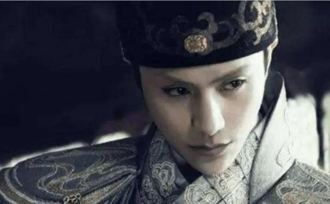 宫刑具体割哪个部位？割完以后还要挂在房梁上放几十年