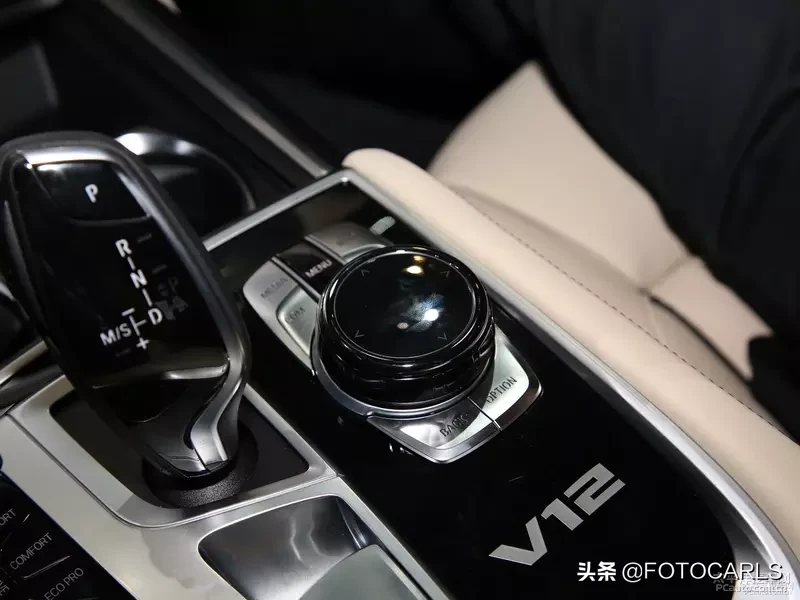 宝马M760Li 6.6T V12实拍，炭黑极富磨砂质感，宝马史上最快加速