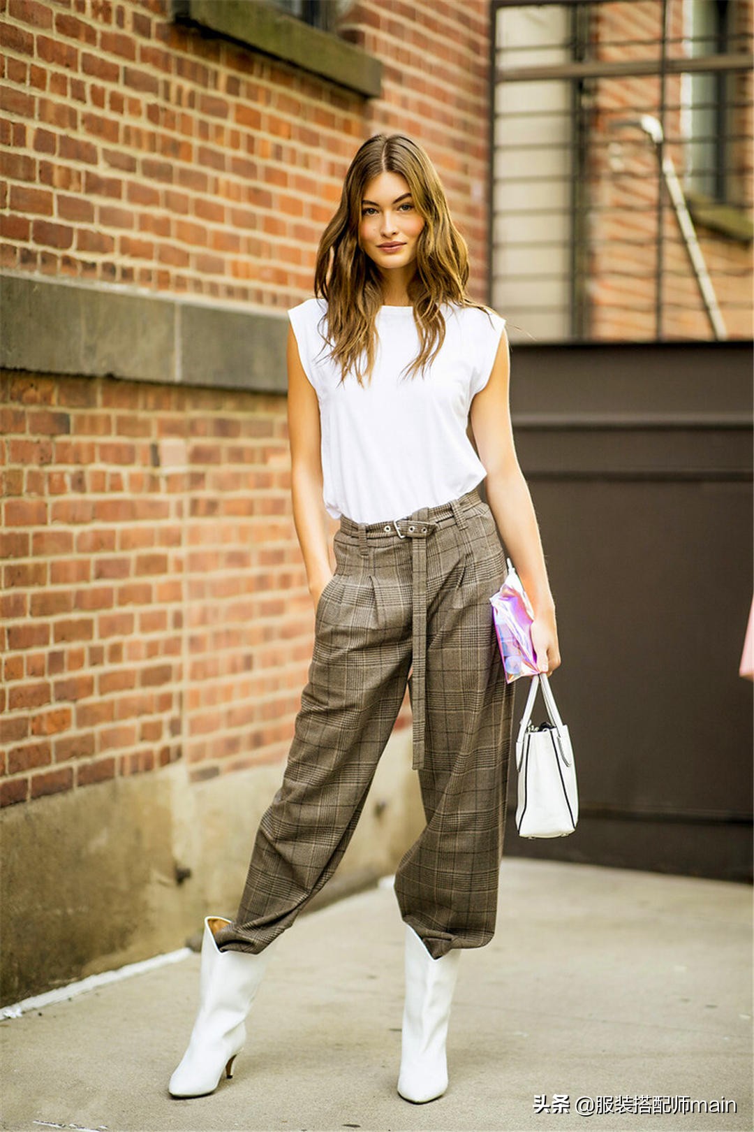 溜肩女孩不要慌，学会这4个穿衣技巧，气质拿捏得死死的