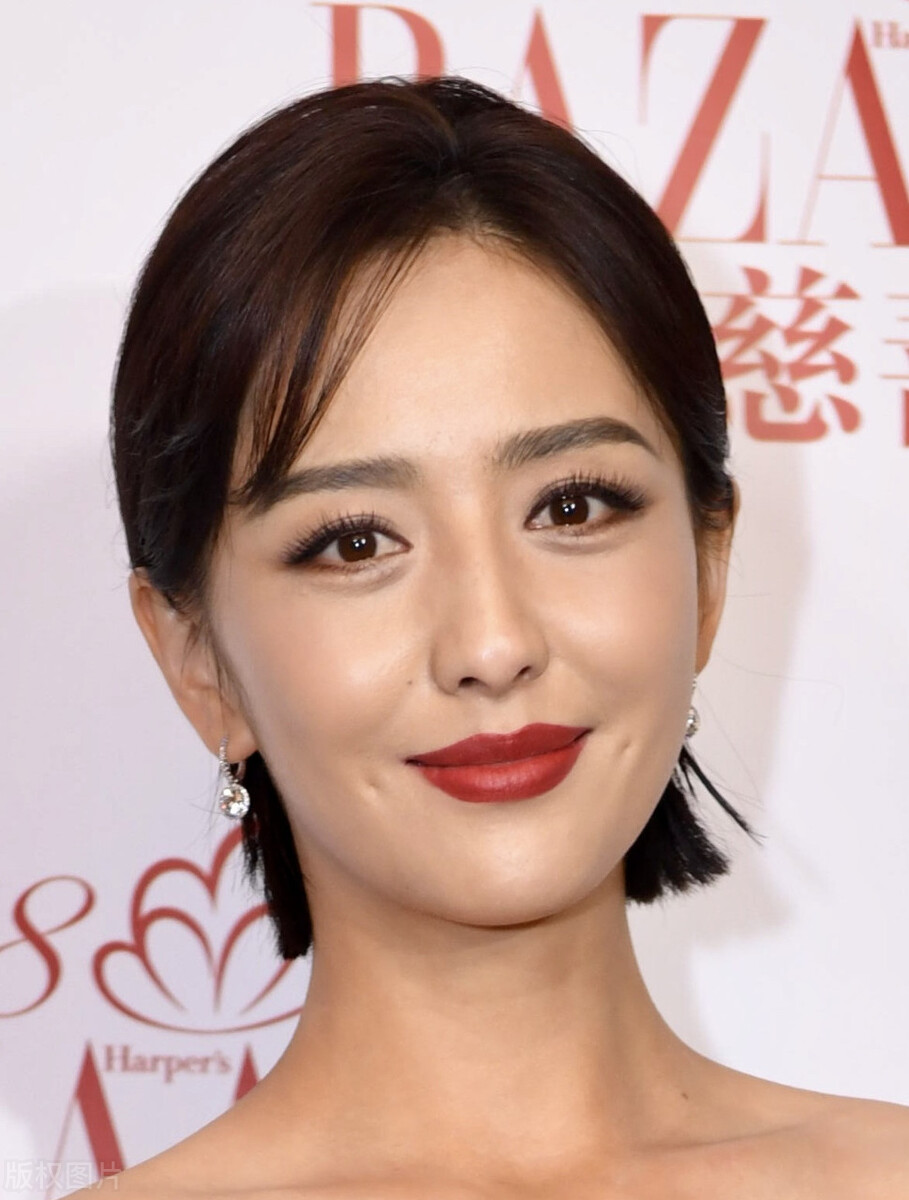 御姐佟丽娅黑色吊带开叉裙大秀美腿，一字带玉足高清生图攻气十足