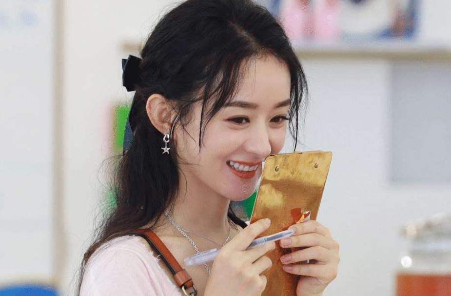 没背景学历低，喝水都被骂，赵丽颖出道14年怎么“熬”过来的