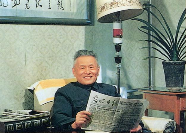 77年邓小平恢复高考，教育部部长刘西尧却不准儿子参加：你得避嫌