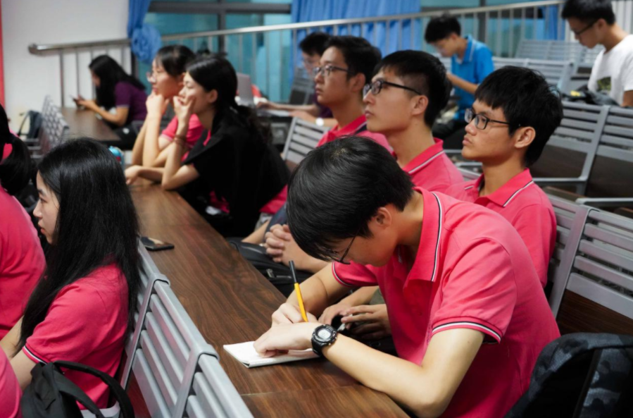 学校规定大一不允许报考英语四六级，新生困惑不已，老师道出缘由