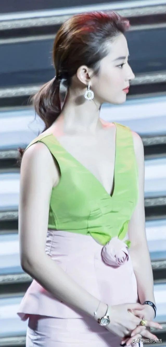 来,让这五位女演员告诉你,溜肩究竟有多美
