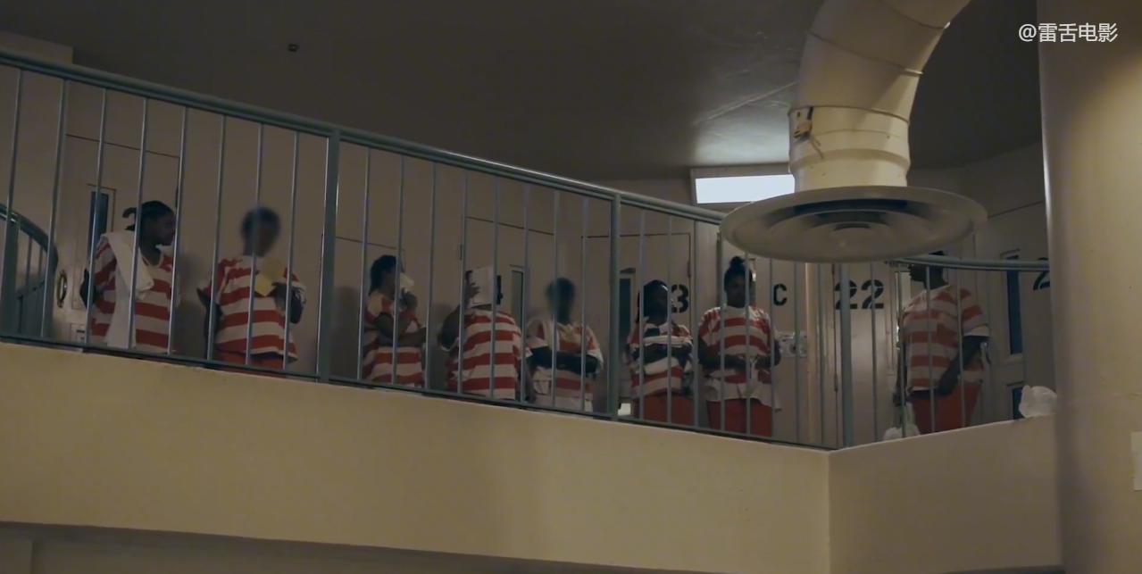 美国奇葩监狱：男女混合关押，女囚犯第一天就被吓哭！纪录片