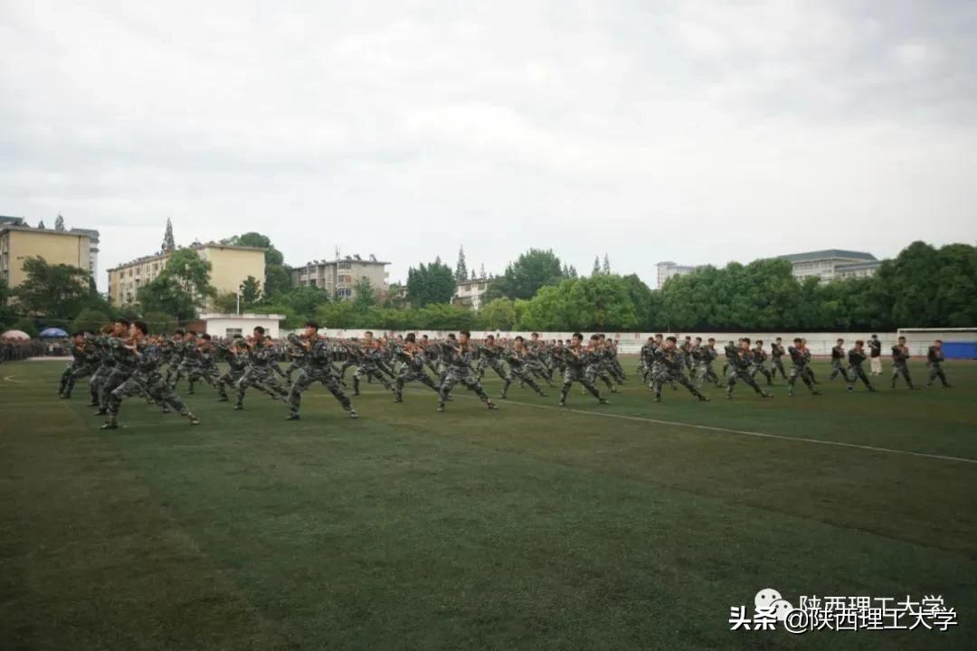 雨中闭幕，2020级军训汇报，请您检阅