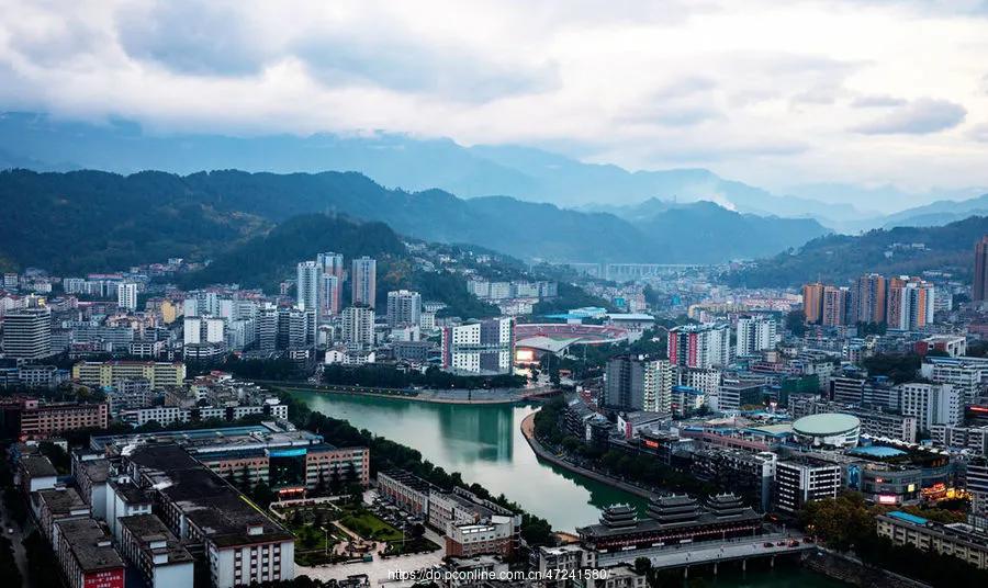 同是区域中心城市，为啥万州的经济地位稳固，黔江却连续被超越？
