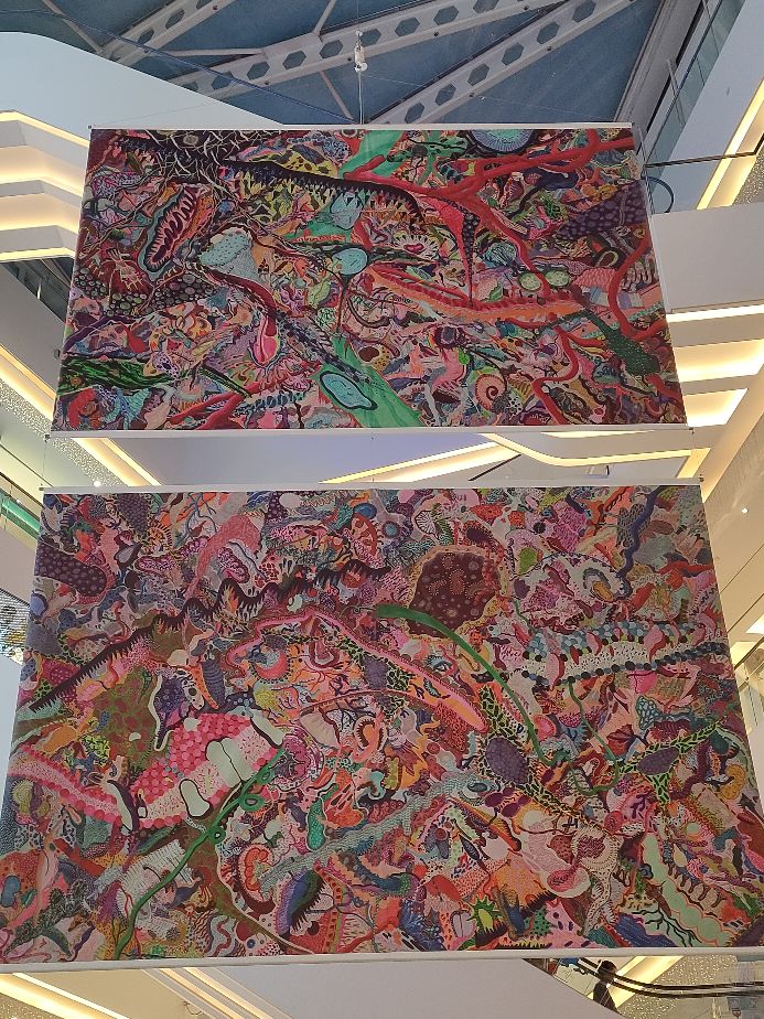 在大商场里看艺术展览是一种什么样的体验？