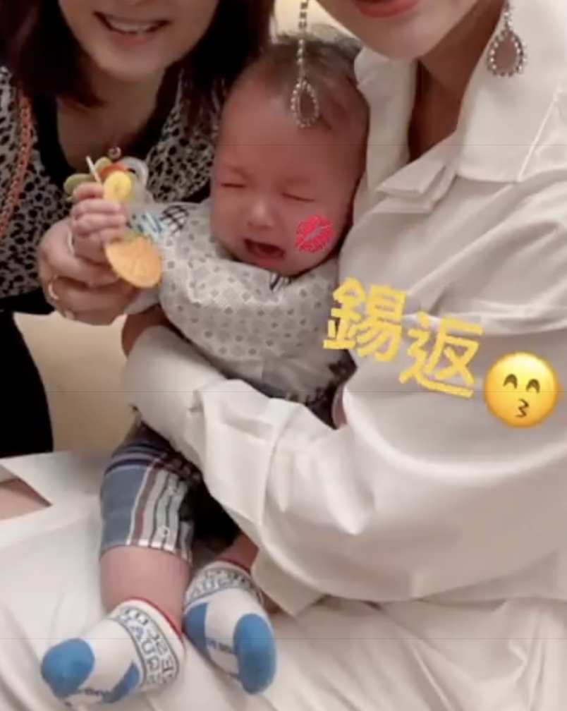 胡杏儿为半岁幼子举办party，豪门三兄弟穿同款，个个绅士又帅气