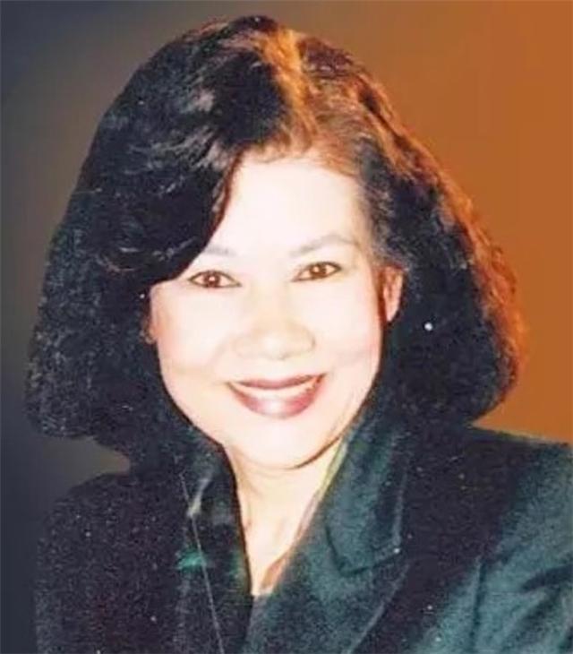 霍英东的正派情史，港圈最抠门的亿万富翁，却爱上3位人间富贵花