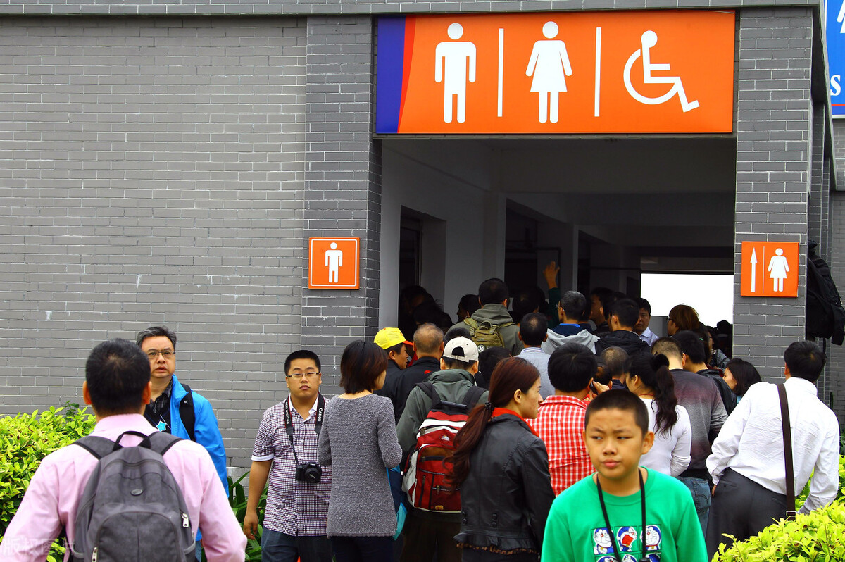 男子闯女厕所向女友道歉，网上泛起社死的呼声，舆论是否过于严苛