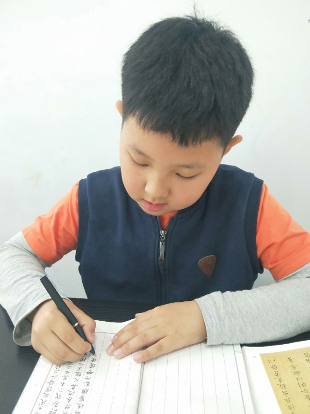 望子成龙？请别太早让孩子练字，这一行为弊大于利。