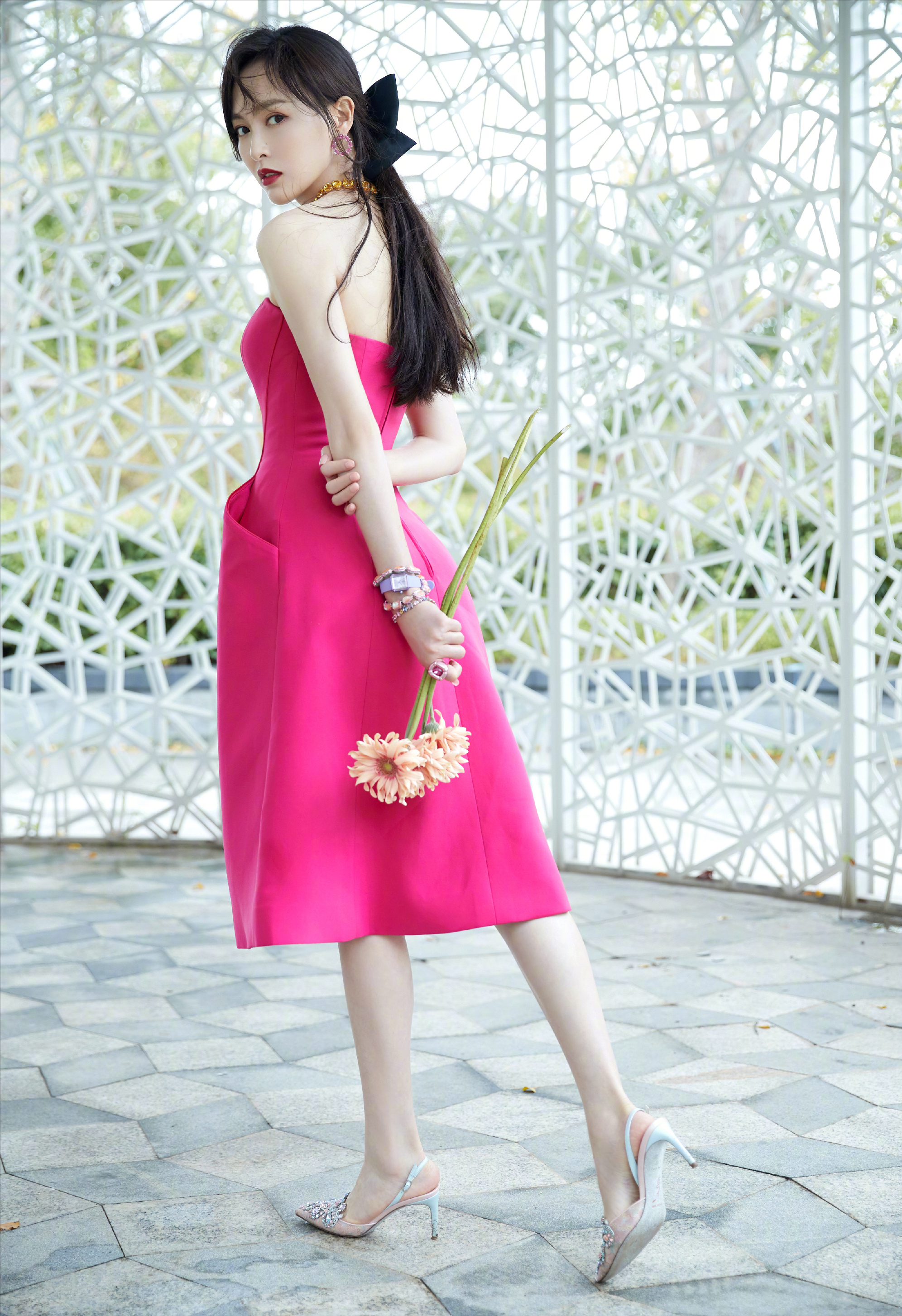 38岁唐嫣晒性感美照,玫红色连衣裙秀小香肩,肤白貌美无可挑剔